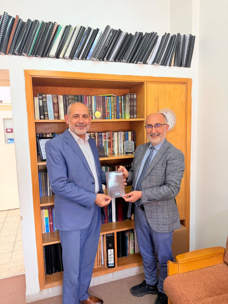 Dekanımız Prof. Dr. Halil Aldemir, Fakülte Dergimizin Yayın Kurulu Üyelerinden, Ürdün Üniversitesi Öğretim Elemanı Prof. Dr. Abdallah Ahmad Al-Zyout İle Ofisinde Bir Araya Geldi